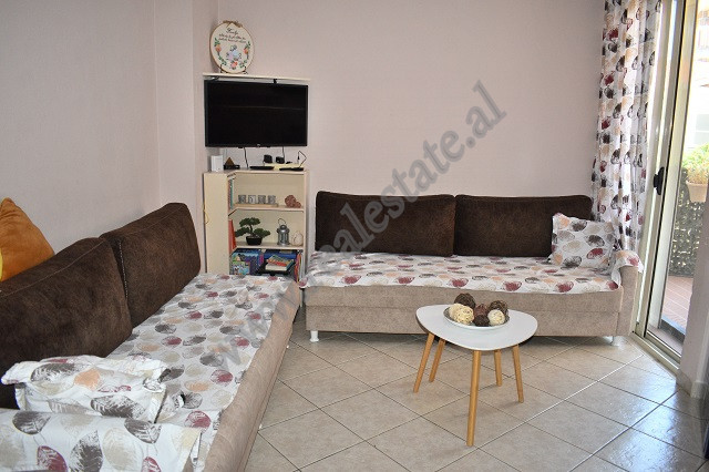 Apartament 1+1 me qira ne ne rrugen e Elbasanit, prane Liceut Artistik&nbsp;ne Tirane.
Shtepia pozi